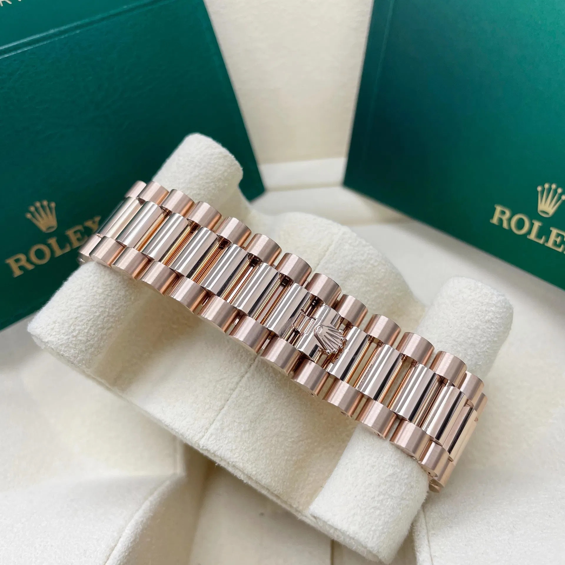 2024 Rolex Day-Date 40 Rose Gold / Fluted / White / Roman complete full set brand new.
